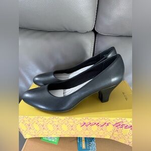 Easy Street Classic Black Women's Pump - Elegant Everyday Heel. Size 8